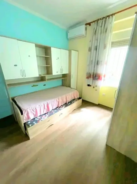 Tirane, jepet me qera apartament 2+1+Ballkon Kati 1, 85 m² 400 € 