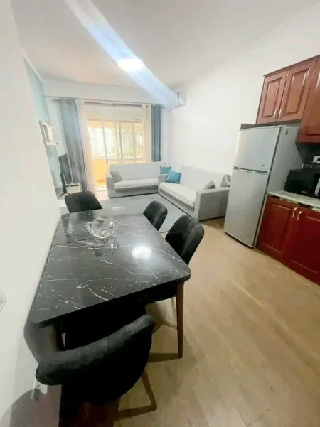 Tirane, jepet me qera apartament 2+1+Ballkon Kati 1, 85 m² 400 € 