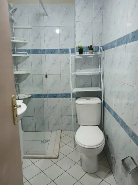 Tirane, jepet me qera apartament 2+1+Ballkon Kati 1, 85 m² 400 € 
