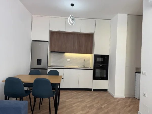 Tirane, jepet me qera apartament 1+1+Ballkon Kati 5, 60 m² , 39.000 Lekë (Univers City)