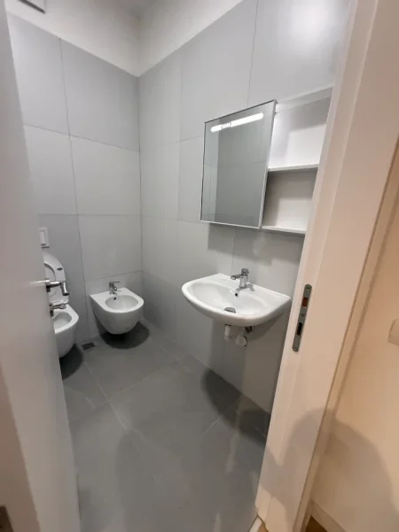Tirane, jepet me qera apartament 1+1+Ballkon Kati 5, 60 m² , 39.000 Lekë (Univers City)