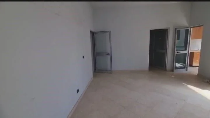 Tirane, jepet me qera ambjent biznesi Kati 2, 80 m² 1.000 € (Rruga Myslym Shyri)