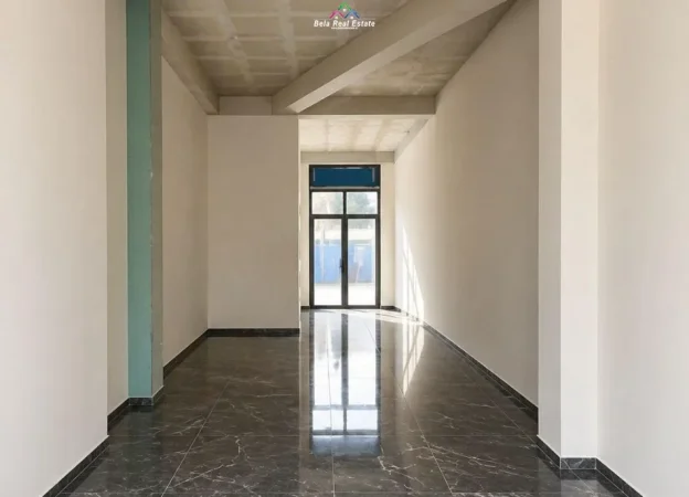 Tirane, jepet me qera dyqan Kati 0, 56 m² 980 € (Rruga Azem Hajdari)