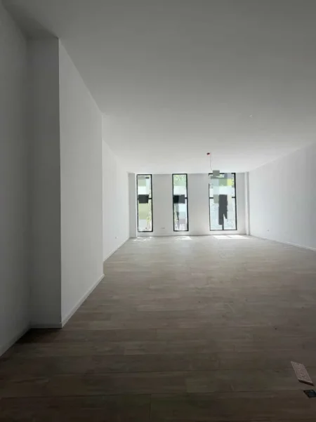 Tirane, jepet me qera zyre Kati 2, 80 m² 1.380 € (21 dhjetori)