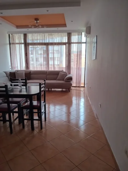 Tirane, jepet me qera apartament 1+1+Ballkon Kati 5, 68 m² 450 € (Te Globe, perball pallatit me shigjeta)