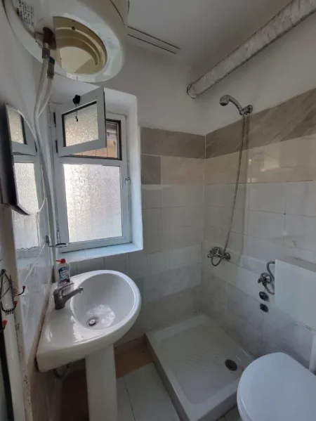 Tirane, jepet me qera garsonier 1+1 Kati 1, 30 m² 250 € (Rruga Kongresi Manastirit)