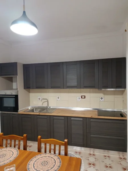 Tirane, jepet me qera shtepi 1+1 Kati 1, 70 m² 380 € (Rruga 5 Majj)