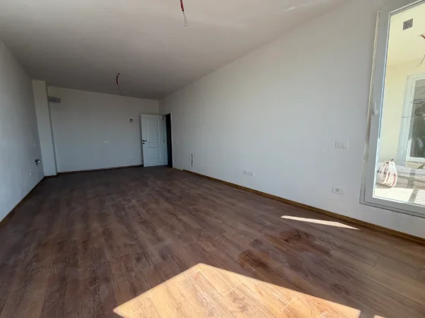 Tirane, shitet apartament 2+1+Ballkon Kati 3, 99 m² 76.800 € (Kamez)