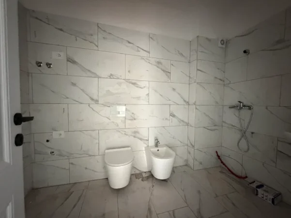 Tirane, shitet apartament 2+1+Ballkon Kati 3, 99 m² 76.800 € (Kamez)