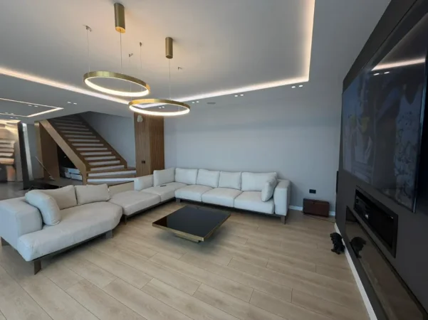 Tirane, jepet me qera apartament duplex 4+1 Kati 11, 240 m² 3.500 € (SQUARE 21)