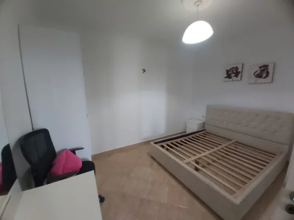 Tirane, jepet me qera apartament 2+1+Ballkon , 550 € (Kompleksi Grand, Rruga Ali Visha)