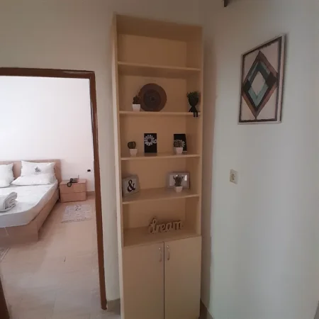 21 Dhjetori jepet me qera apartament 1+1+Aneks+Ballkon Kati 2, 65 m² 45,000 ALL (fatura e ujit e perfshire ne qera)