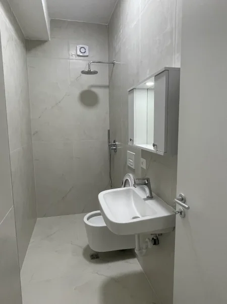 Tirane, jepet me qera apartament 1+1+Ballkon Kati 9, 55 m² 40.000 Leke/Muaj (Rruga Pasho Hysa)