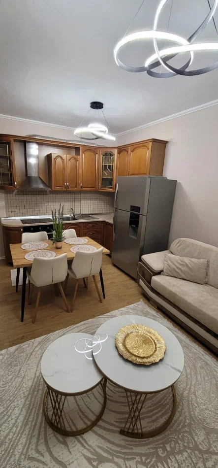 Tirane, jepet me qera apartament 2+1 Kati 4, 98 m² 800 € (Kristal Center)