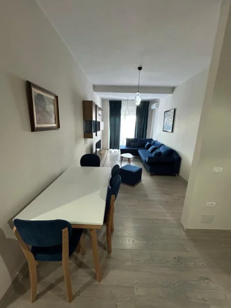 Tirane, jepet me qera apartament 1+1 Kati 3, 85 m² 600 € (Xhamllik)