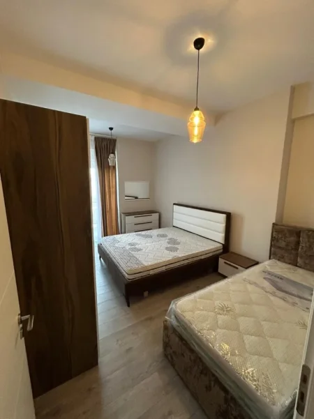Tirane, jepet me qera apartament 1+1 Kati 3, 85 m² 600 € (Xhamllik)