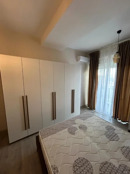 Tirane, jepet me qera apartament 1+1 Kati 3, 85 m² 600 € (Xhamllik)