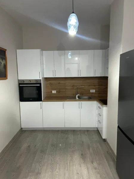 Tirane, jepet me qera apartament 1+1 Kati 3, 85 m² 600 € (Xhamllik)