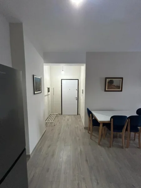 Tirane, jepet me qera apartament 1+1 Kati 3, 85 m² 600 € (Xhamllik)