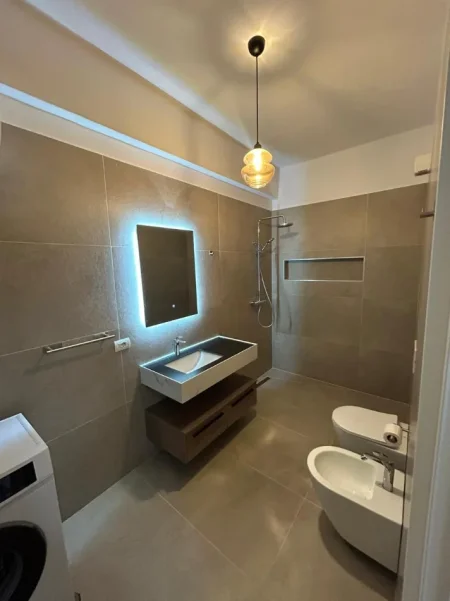 Tirane, jepet me qera apartament 1+1 Kati 3, 85 m² 600 € (Xhamllik)