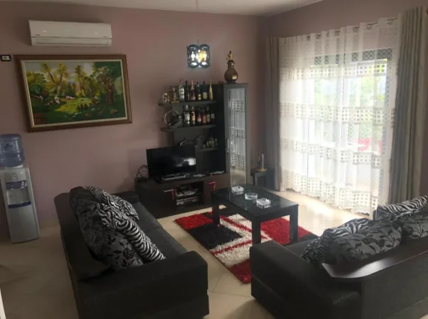 Tirane, jepet me qera Vile 2+1+Aneks+Ballkon Kati 3, 220 m² 400 € (Rruga Pjeter Arbnori)