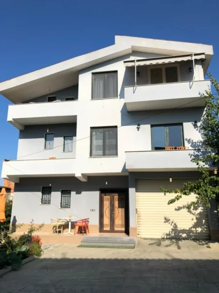 Tirane, jepet me qera Vile 2+1+Aneks+Ballkon Kati 3, 220 m² 400 € (Rruga Pjeter Arbnori)