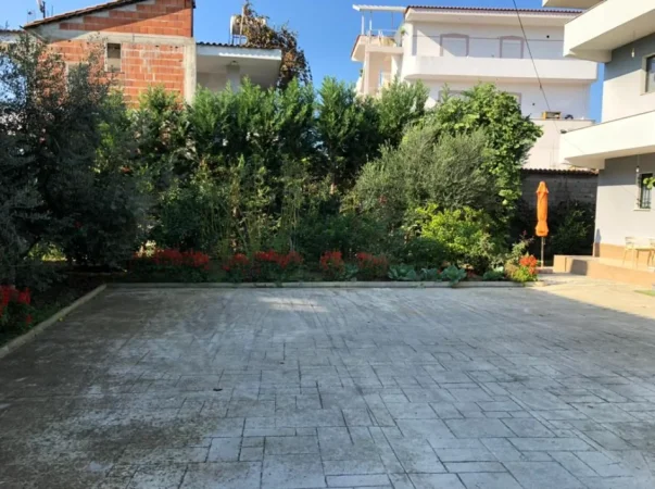 Tirane, jepet me qera Vile 2+1+Aneks+Ballkon Kati 3, 220 m² 400 € (Rruga Pjeter Arbnori)