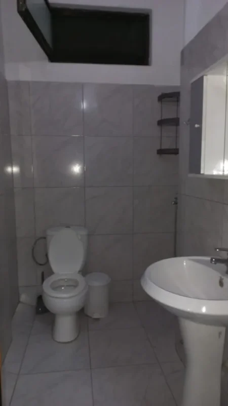 Tirane, jepet me qera apartament 1+1 Kati 1, 40 m² 250 € (Rruga peti)