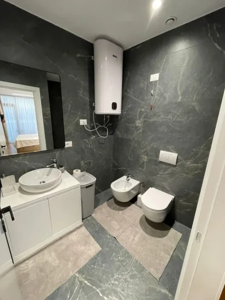 Tirane, jepet me qera apartament 2+1 Kati 8, 126 m² 2.100 € (Rruga Kosovareve)