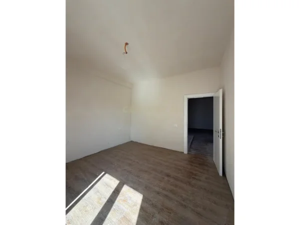 Tirane, shes apartament 2+1 Kati 3, 111 m² 199.000 € (sauk)