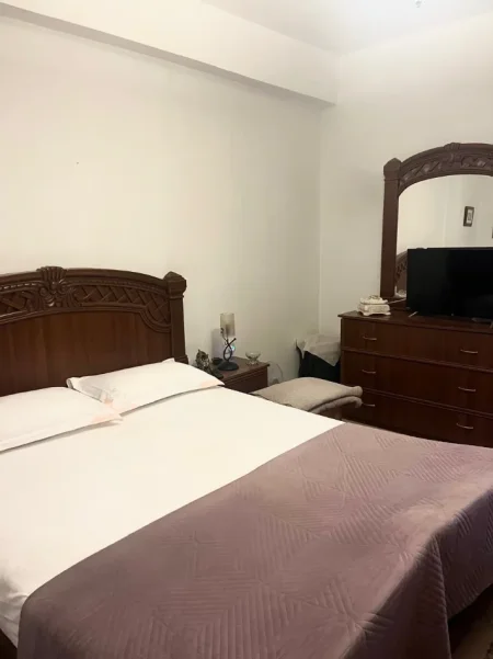 Tirane, jepet me qera apartament 2+1 , 700 € (Rruga Myslym Shyri)