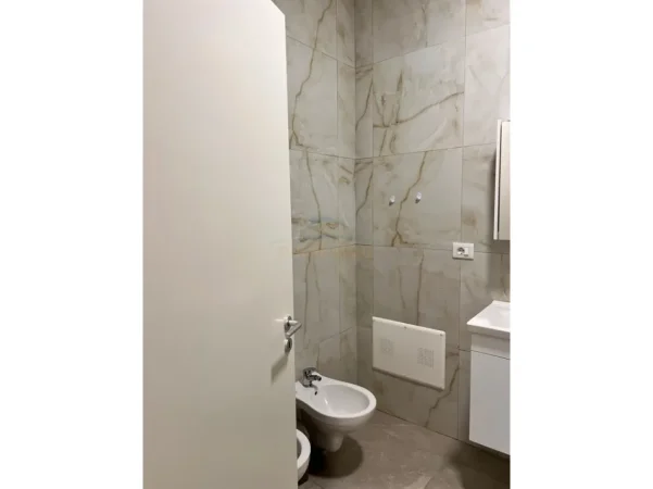 Tirane, jepet me qera apartament 1+1 Kati 4, 76 m² 470 € (KOMPLEKSI MANGALEM , Alidemi)
