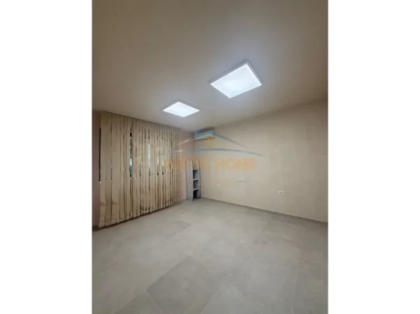 Tirane, jepet me qera zyre Kati 1, 35 m² 420 € (Prane Mozaikut , Rruga Muhamet Gjollesha)