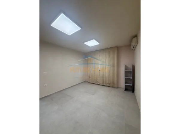 Tirane, jepet me qera zyre Kati 1, 35 m² 420 € (Prane Mozaikut , Rruga Muhamet Gjollesha)