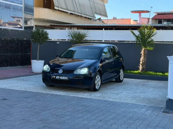Fier, shes makine VW GOLF 5-1.9 DIESEL TDI-MANUAL-LETRAT PAGUARA -069 44 00 305 Nafte, blu e errët manuale Kondicioner 295.000 km 2.600 €