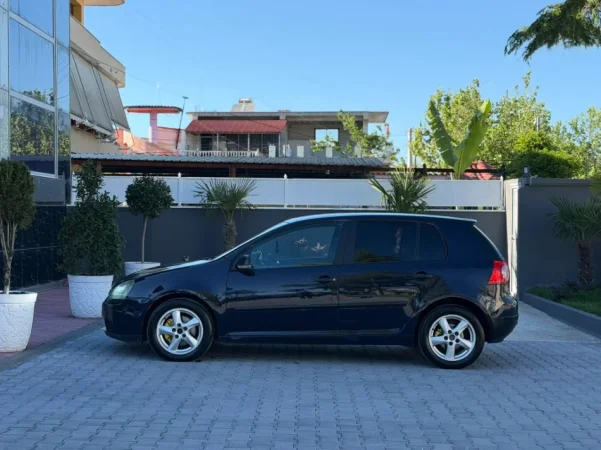 Fier, shes makine VW GOLF 5-1.9 DIESEL TDI-MANUAL-LETRAT PAGUARA -069 44 00 305 Nafte, blu e errët manuale Kondicioner 295.000 km 2.600 €