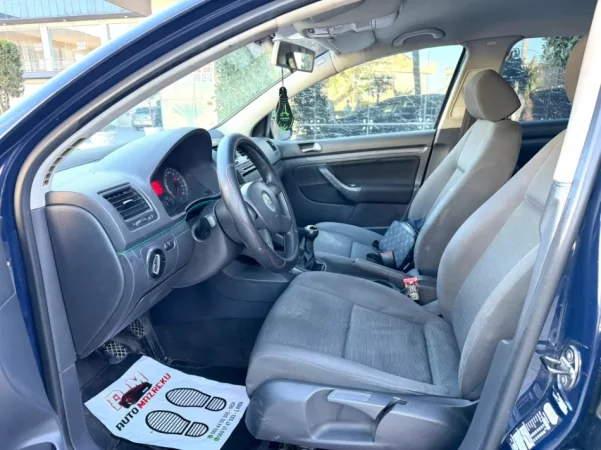 Fier, shes makine VW GOLF 5-1.9 DIESEL TDI-MANUAL-LETRAT PAGUARA -069 44 00 305 Nafte, blu e errët manuale Kondicioner 295.000 km 2.600 €