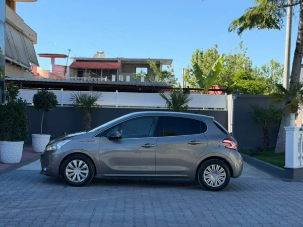 Fier, shes makine PEUGEOT 208-1.6 BENZIN-MANUAL LETRAT SAPO PAGUARA- Benzin, gri metalizato manuale 138.000 km 3.700 €