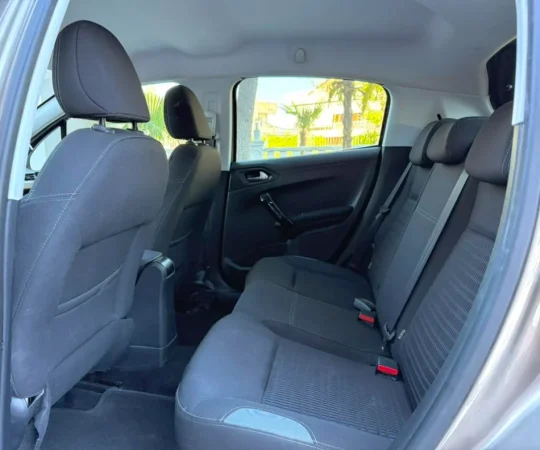 Fier, shes makine PEUGEOT 208-1.6 BENZIN-MANUAL LETRAT SAPO PAGUARA- Benzin, gri metalizato manuale 138.000 km 3.700 €