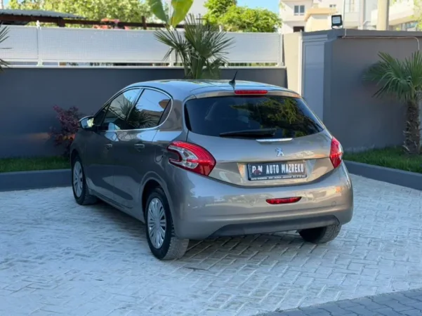 Fier, shes makine PEUGEOT 208-1.6 BENZIN-MANUAL LETRAT SAPO PAGUARA- Benzin, gri metalizato manuale 138.000 km 3.700 €