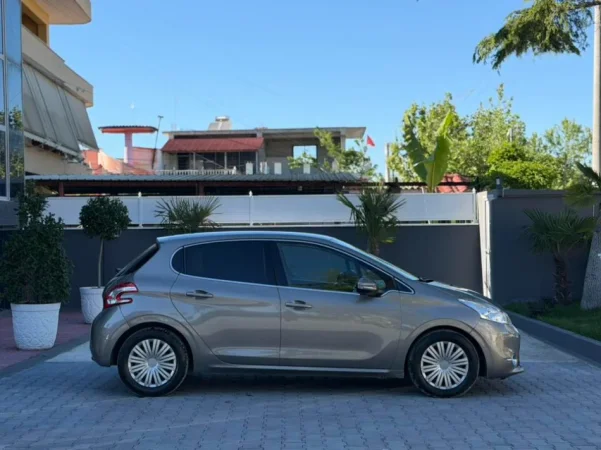 Fier, shes makine PEUGEOT 208-1.6 BENZIN-MANUAL LETRAT SAPO PAGUARA- Benzin, gri metalizato manuale 138.000 km 3.700 €