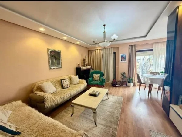 Tirane, shitet apartament 3+1+Aneks+Ballkon Kati 2, 178 m² 315.000 € (liqeni i thate , kopshti botanik)