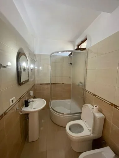 Tirane, jepet me qera garsonier 1+1+Aneks+Ballkon Kati 0, 40 m² 300 € (rruga don bosko)