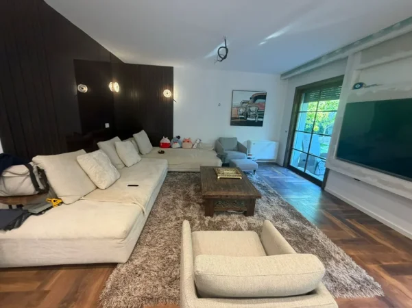 Tirane, jepet me qera shtepi 2 Katshe , 800 m² 5.000 € (teg , lunder , farke , mjull-bathore)