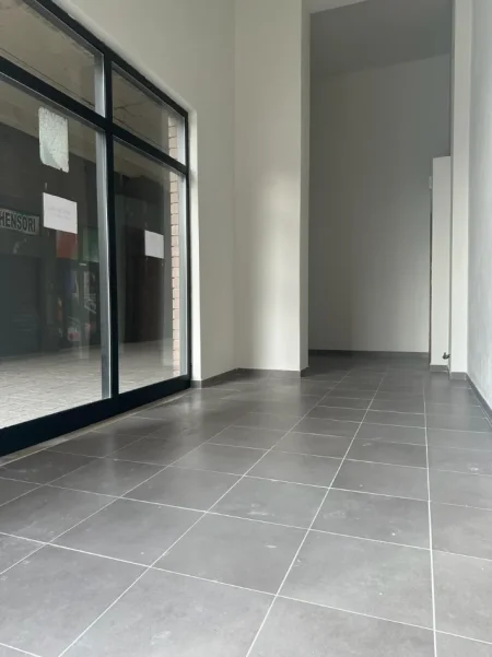 Tirane, shitet dyqan Kati 0, 29 m² 75.000 € (Rruga Bedri Karapici, Kompleksi Golden Park)