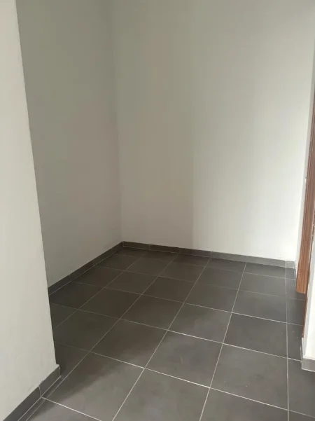 Tirane, shitet dyqan Kati 0, 29 m² 75.000 € (Rruga Bedri Karapici, Kompleksi Golden Park)
