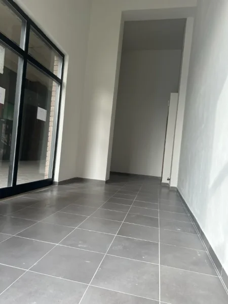 Tirane, shitet dyqan Kati 0, 29 m² 75.000 € (Rruga Bedri Karapici, Kompleksi Golden Park)