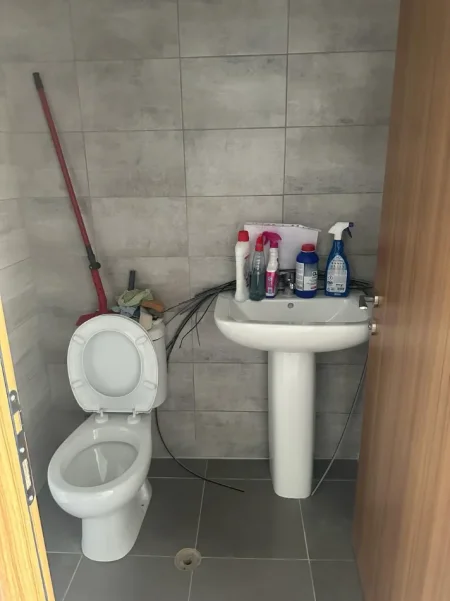 Tirane, shitet dyqan Kati 0, 29 m² 75.000 € (Rruga Bedri Karapici, Kompleksi Golden Park)