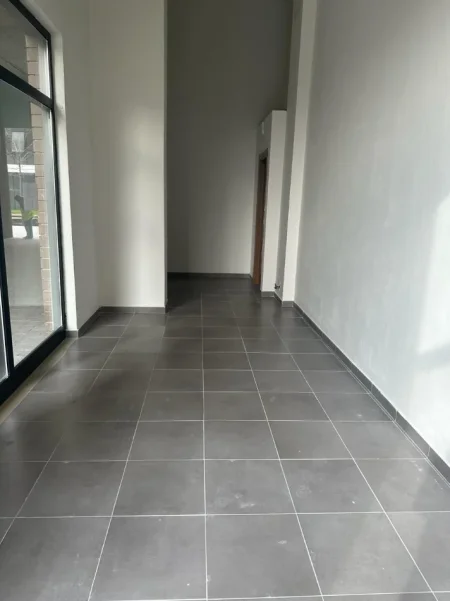 Tirane, shitet dyqan Kati 0, 29 m² 75.000 € (Rruga Bedri Karapici, Kompleksi Golden Park)