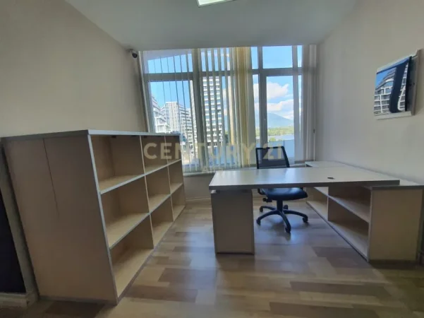 Tirane, jepet me qera zyre Kati 2, 260 m² 3.000 € (kopshti botanik)